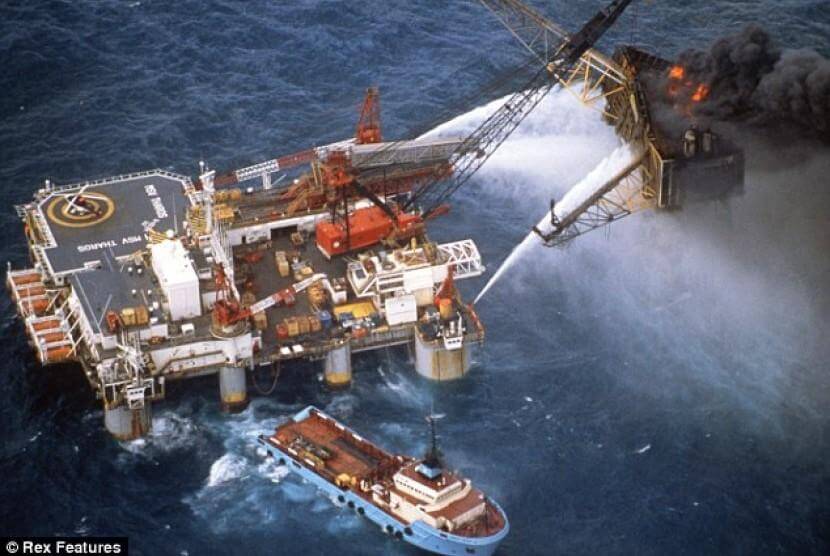 Firefighting and rescue vessels near the burning Piper Alpha platform