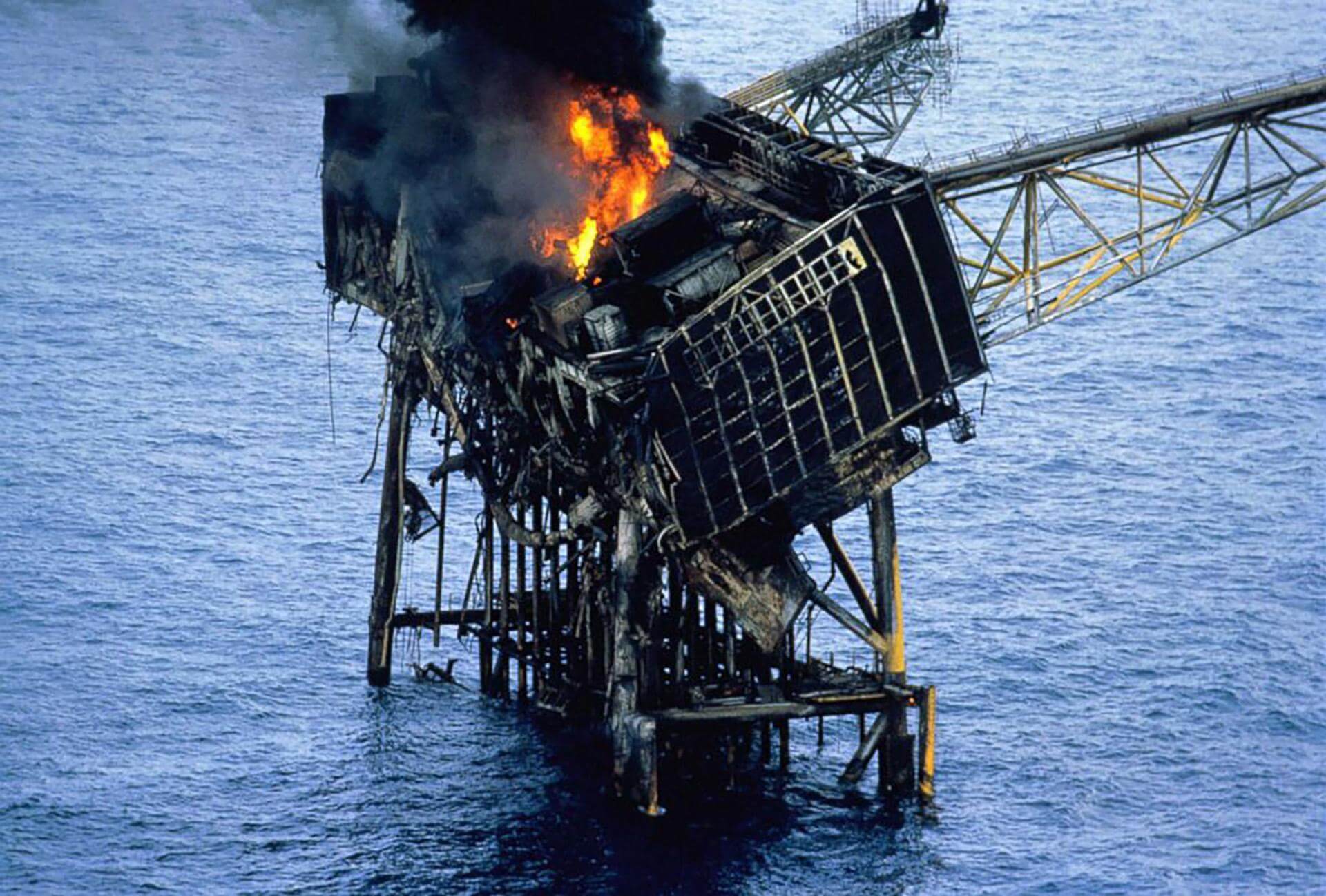 Damaged Piper Alpha platform on fire