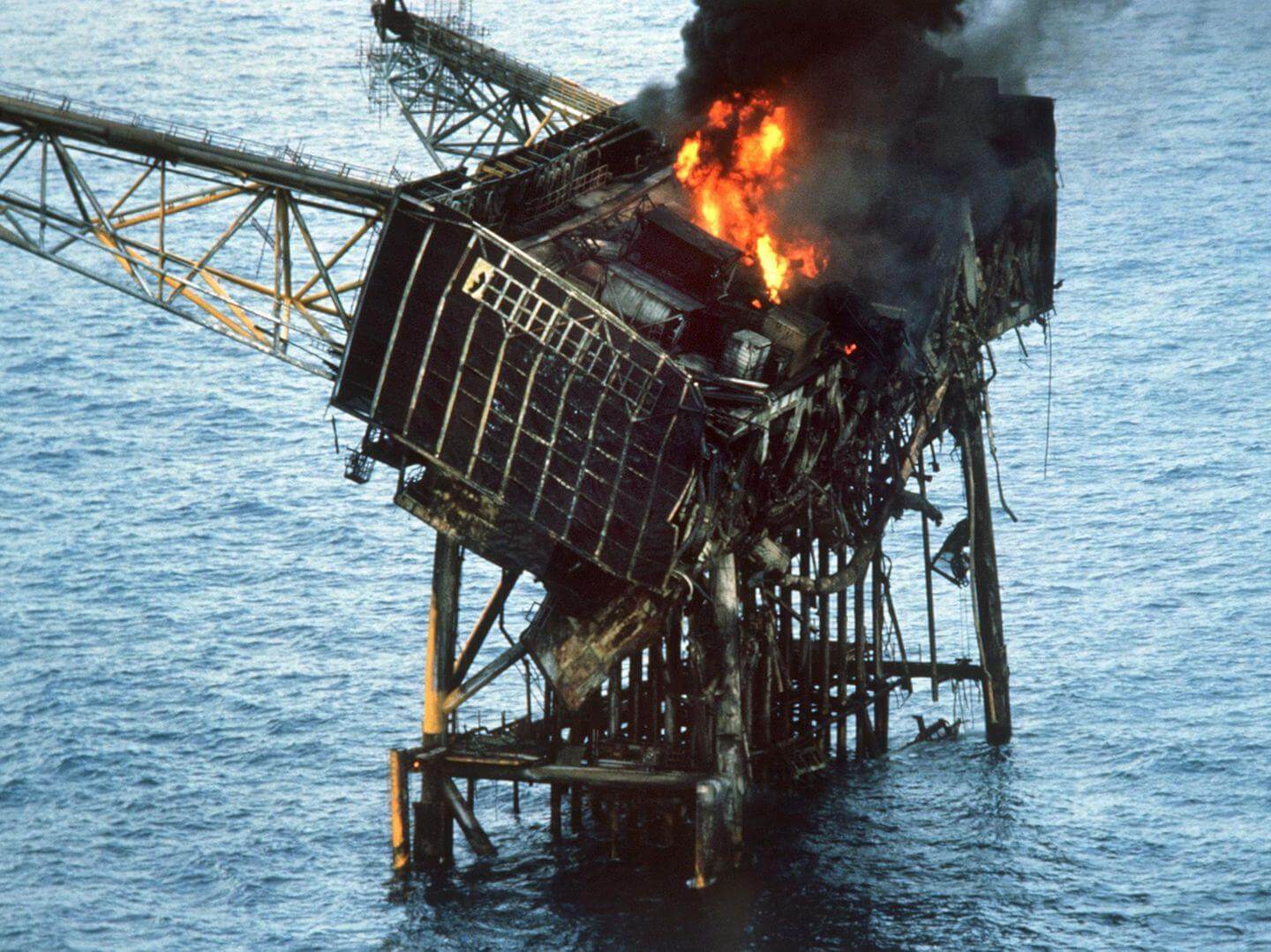 Piper Alpha on fire during the disaster of 6 July 1988